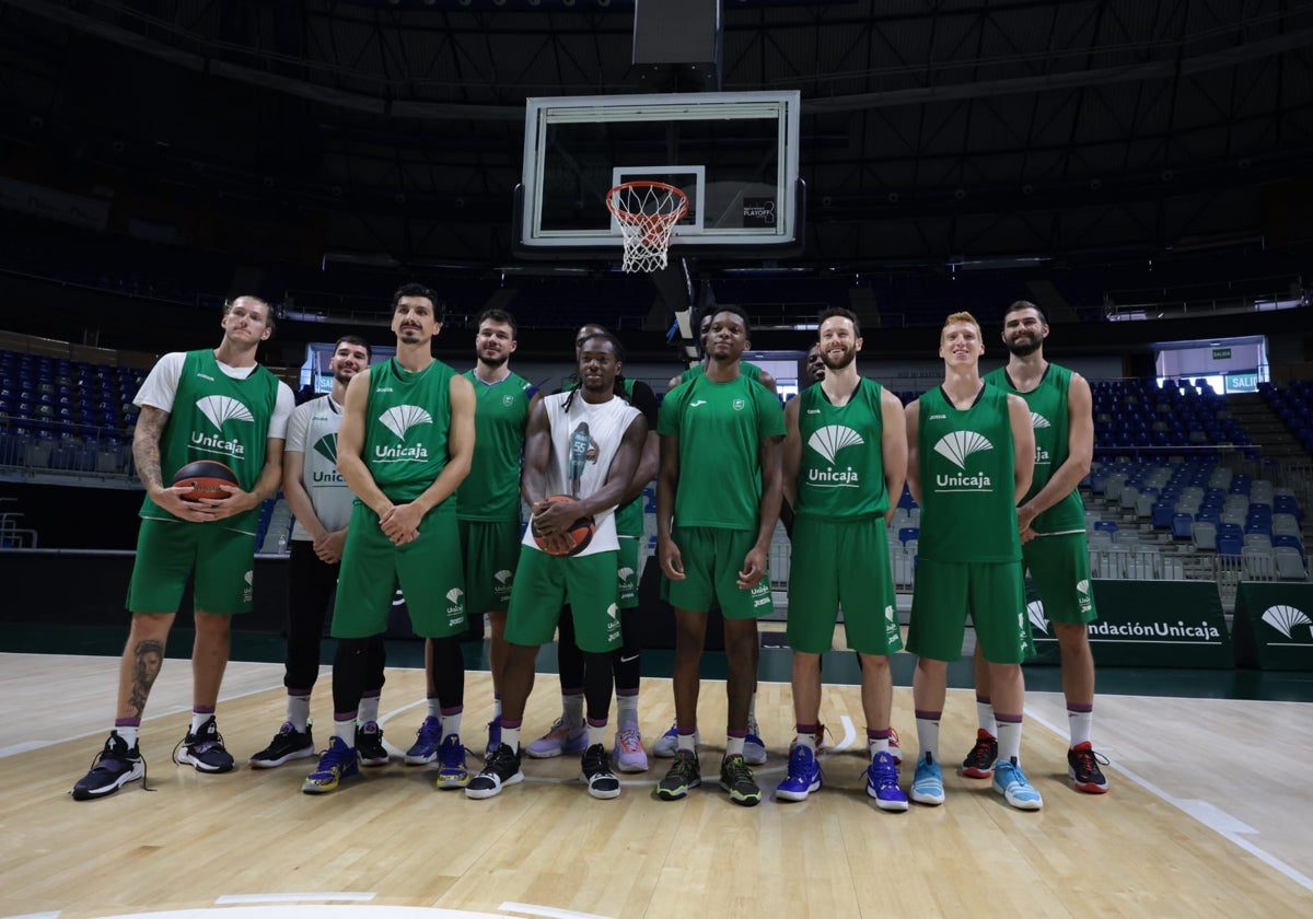 La plantilla del Unicaja, ya con sus doce hombres dispuestos para competir, ayer en el Carpena.