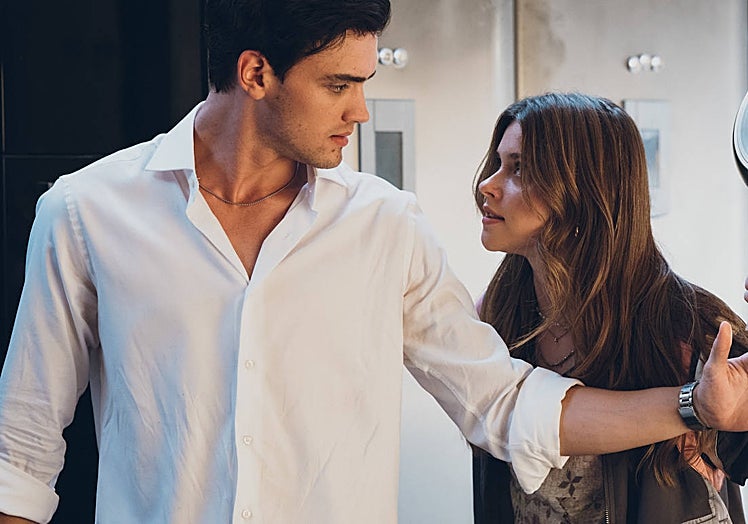 Gabriel Guevara y Nicole Wallace, hermanastros y amantes en esta trama juvenil.