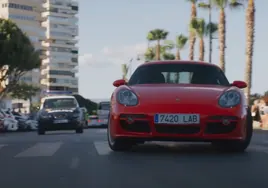 Escena de una persecución de coches de 'Culpa mía' rodada en el paseo marítimo de Playamar.