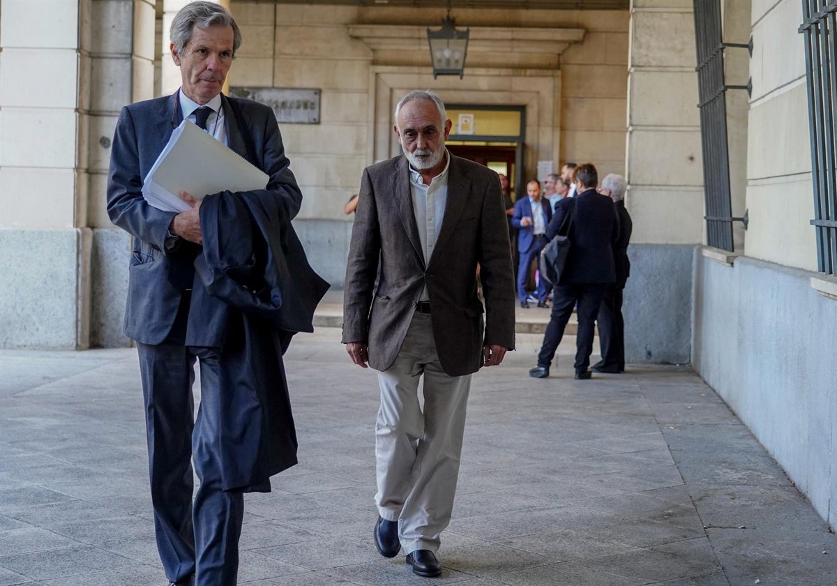 El exdirector de la Faffe, Fernando Villén, a su llegada a lo juzgados junto a su abogado.