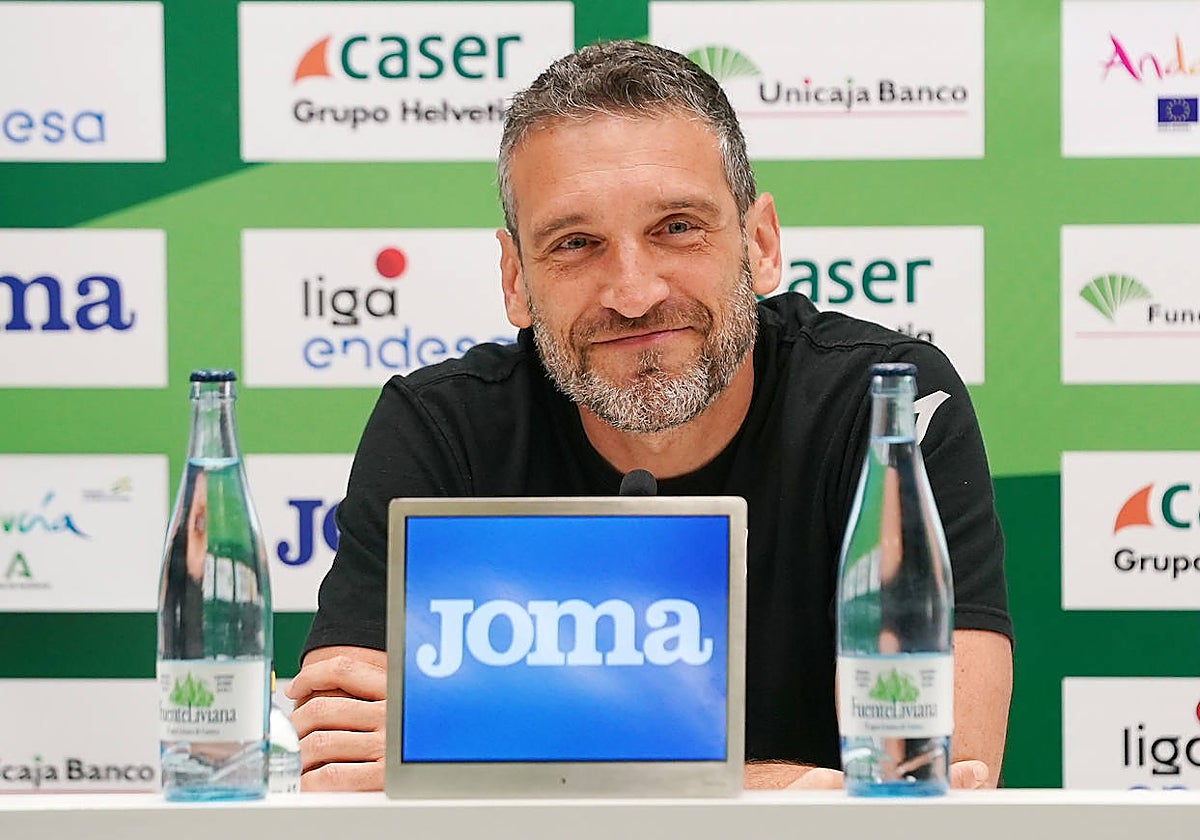 Ibón Navarro, sonriente en la rueda de prensa ofrecida este martes a primera hora en el Martín Carpena.