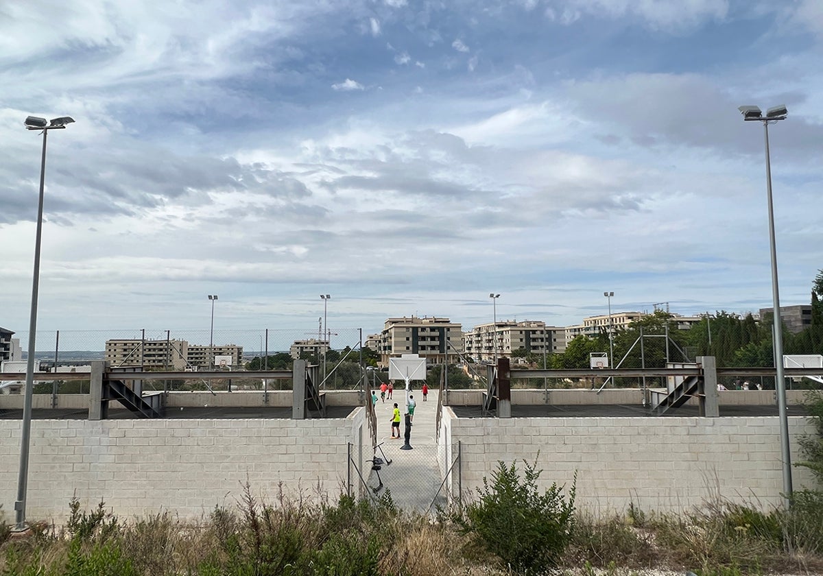 Las pistas polideportivas quedarán cubiertas tras la ejecución de la segunda fase.