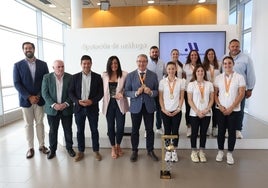 Representantes institucionales y miembros del Costa del Sol Málaga durante el evento en Diputación.