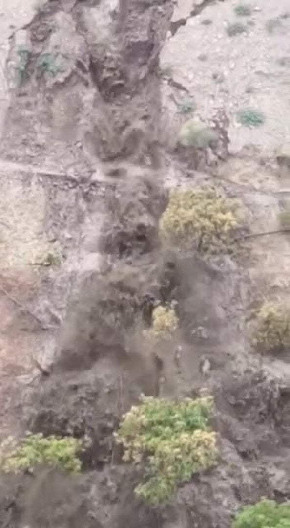 La rotura de una balsa de riego sin licencia en Cómpeta provoca el vertido de miles de litros al río Turvilla
