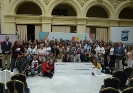 Foto de familia tras conocer la cantidad recaudada, esta mañana en el Ayuntamiento.