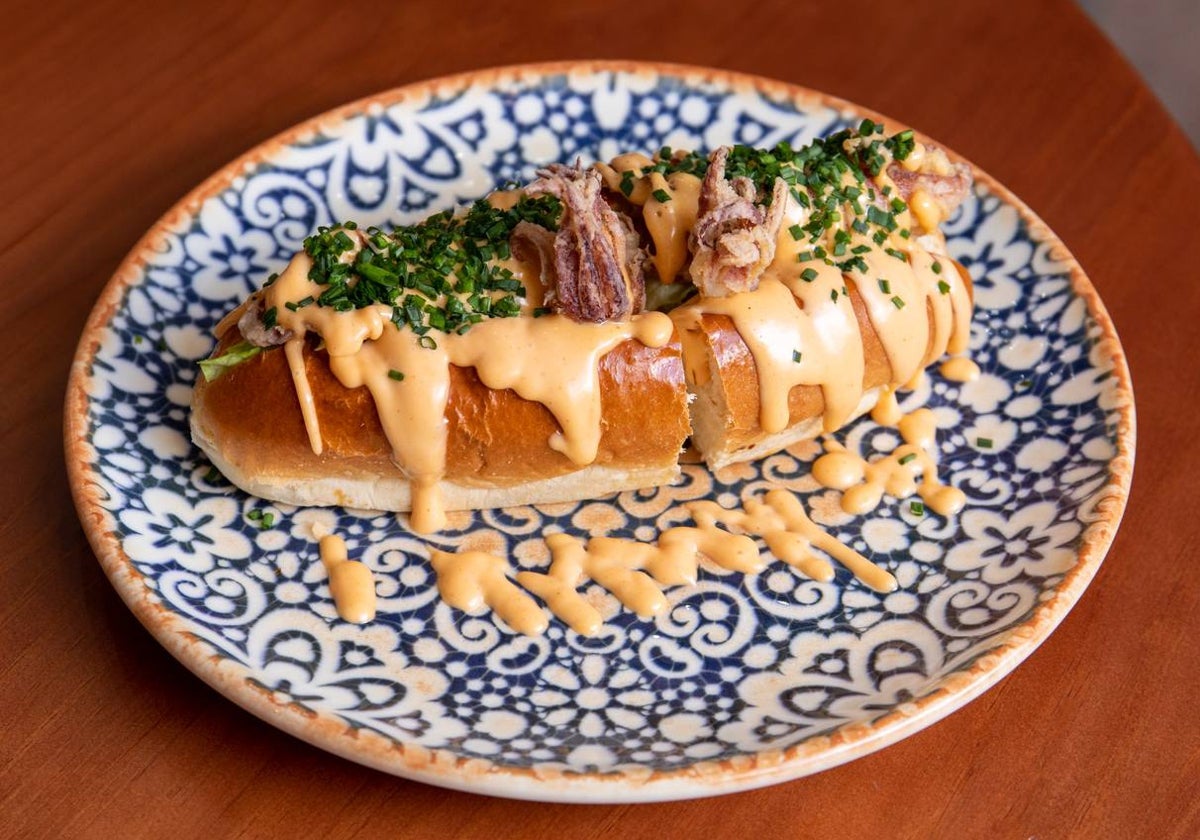 El bocadillo de calamares de Majao Teatinos, con pan brioche.