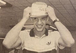 Drazen Petrovic se coloca un gorro durante una visita a la redacción de SUR.