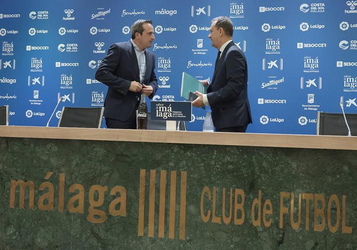 El director general, Kike Pérez, y el administrador judicial, José María Muñoz, en su última comparecencia juntos en La Rosaleda.