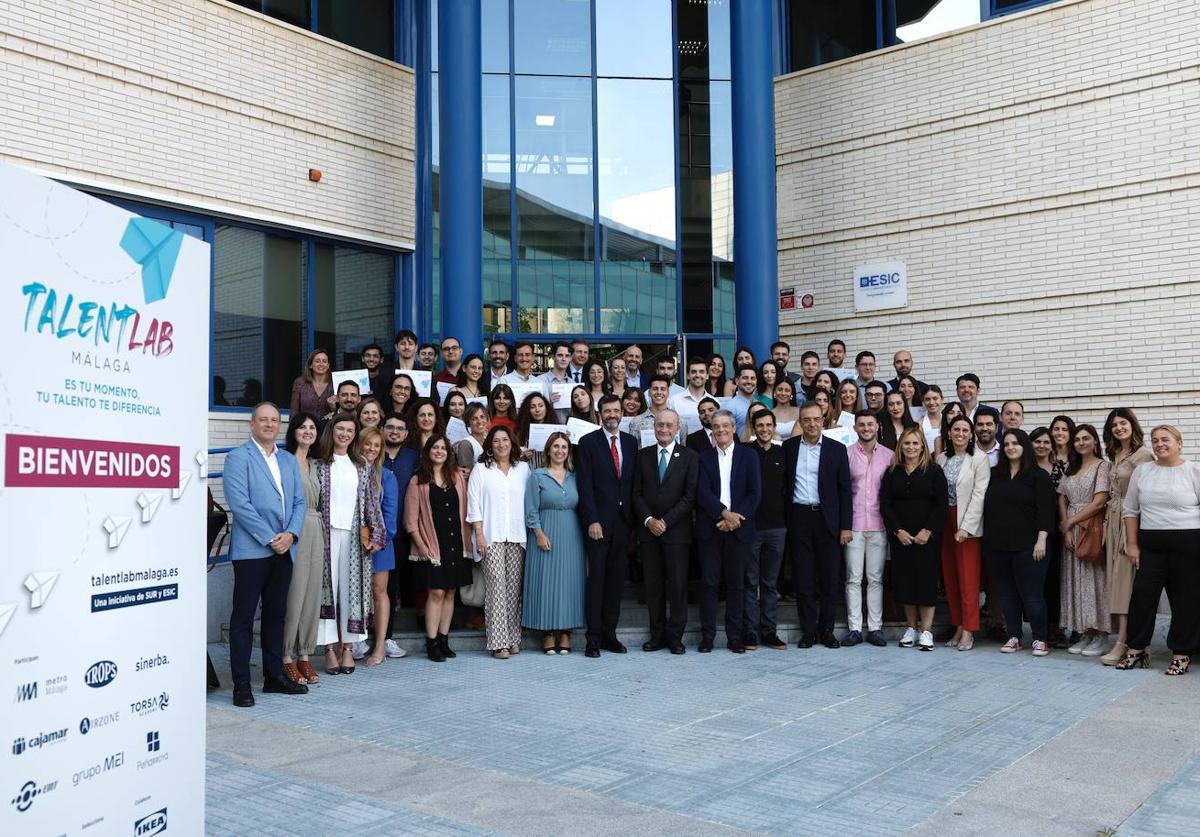 Foto de familia después de la entrega de diplomas, en la sede de ESIC.