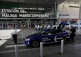 Un VTC, en la zona de precontratación de la estación María Zambrano.