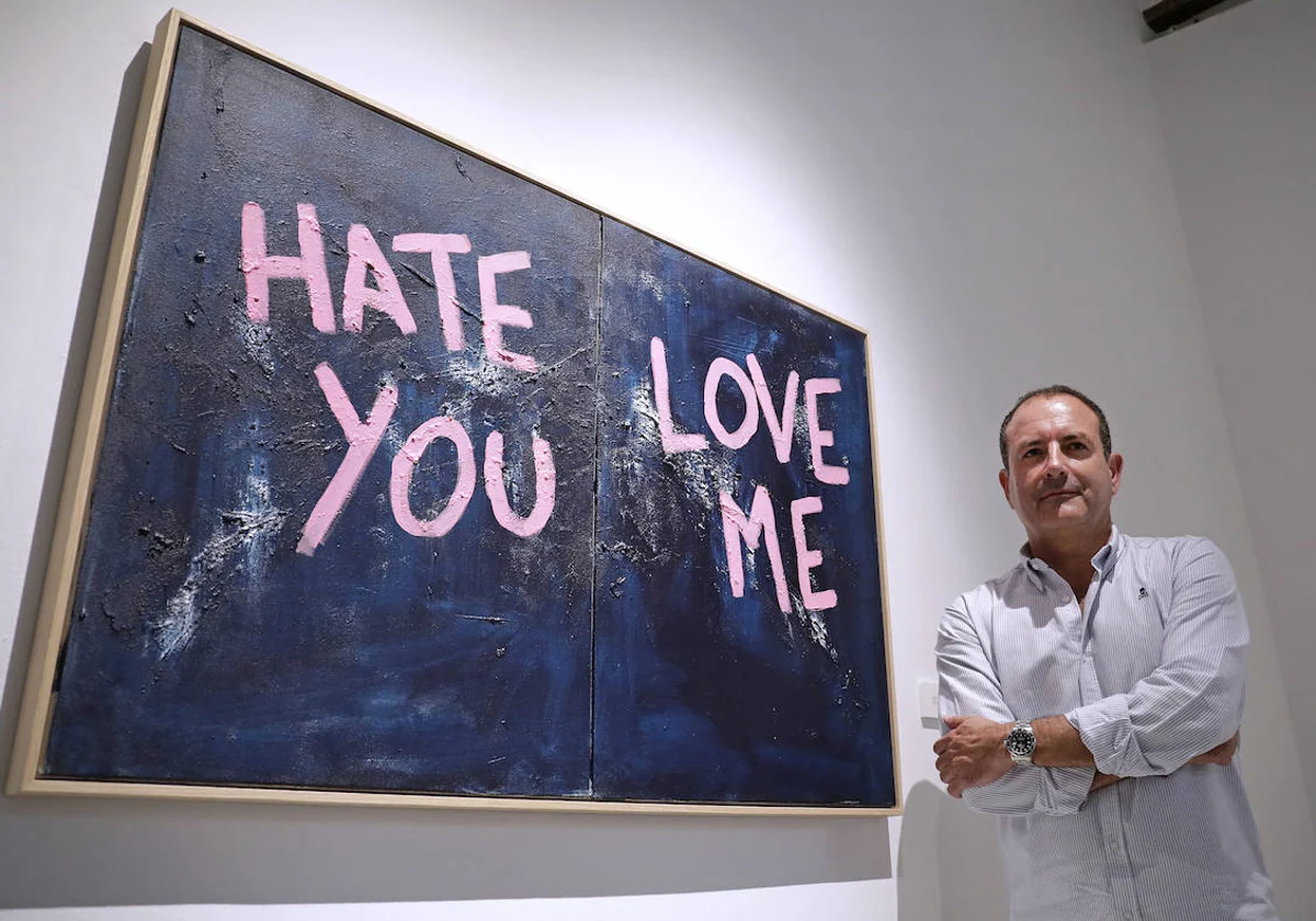 Manolo Castillo, ante la obra, 'Hate and Love', que se exhibe en la Económica.