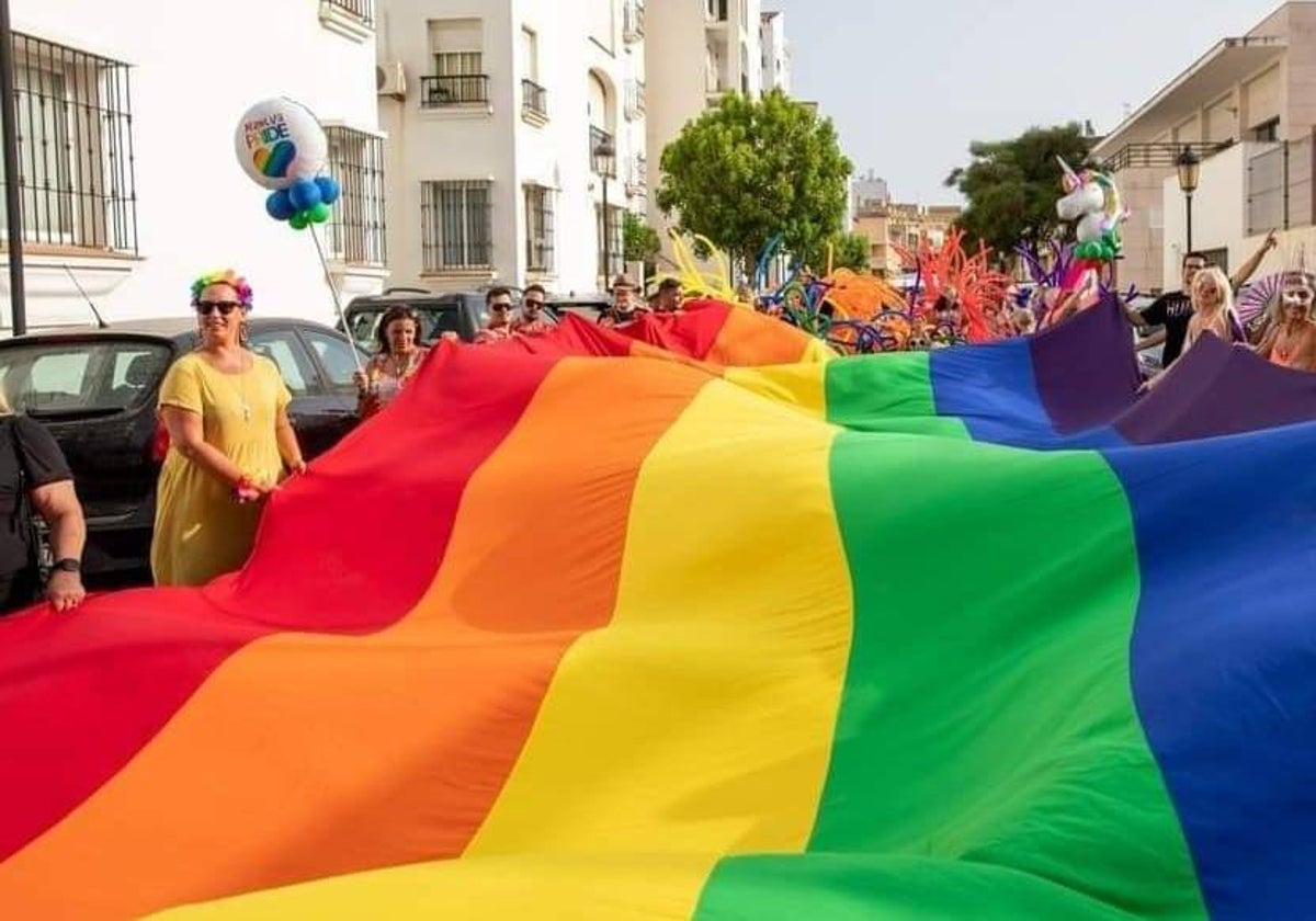 La bandera arcoíris que encabeza la manifestación.