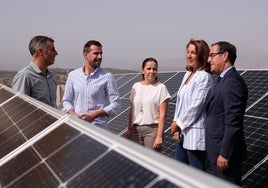 El delegado de Educación, Miguel Brionies, y el equipo directivo del IES Antonio Gala, uno de los centros donde se han instalando placas solares.