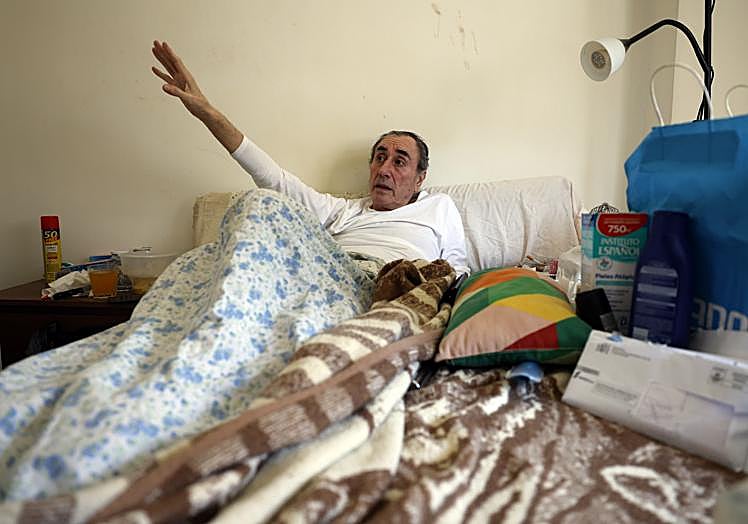 Imagen principal - Germán Calvo, postrado en una cama, escribe versos que envía a sus contactos de WhatsApp y Facebook.