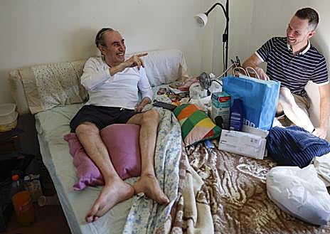 Imagen secundaria 1 - Germán Calvo, postrado en una cama, escribe versos que envía a sus contactos de WhatsApp y Facebook.