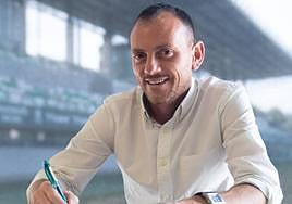 Alberto González posa durante la firma de su nuevo contrato para dirigir al filial del Betis.