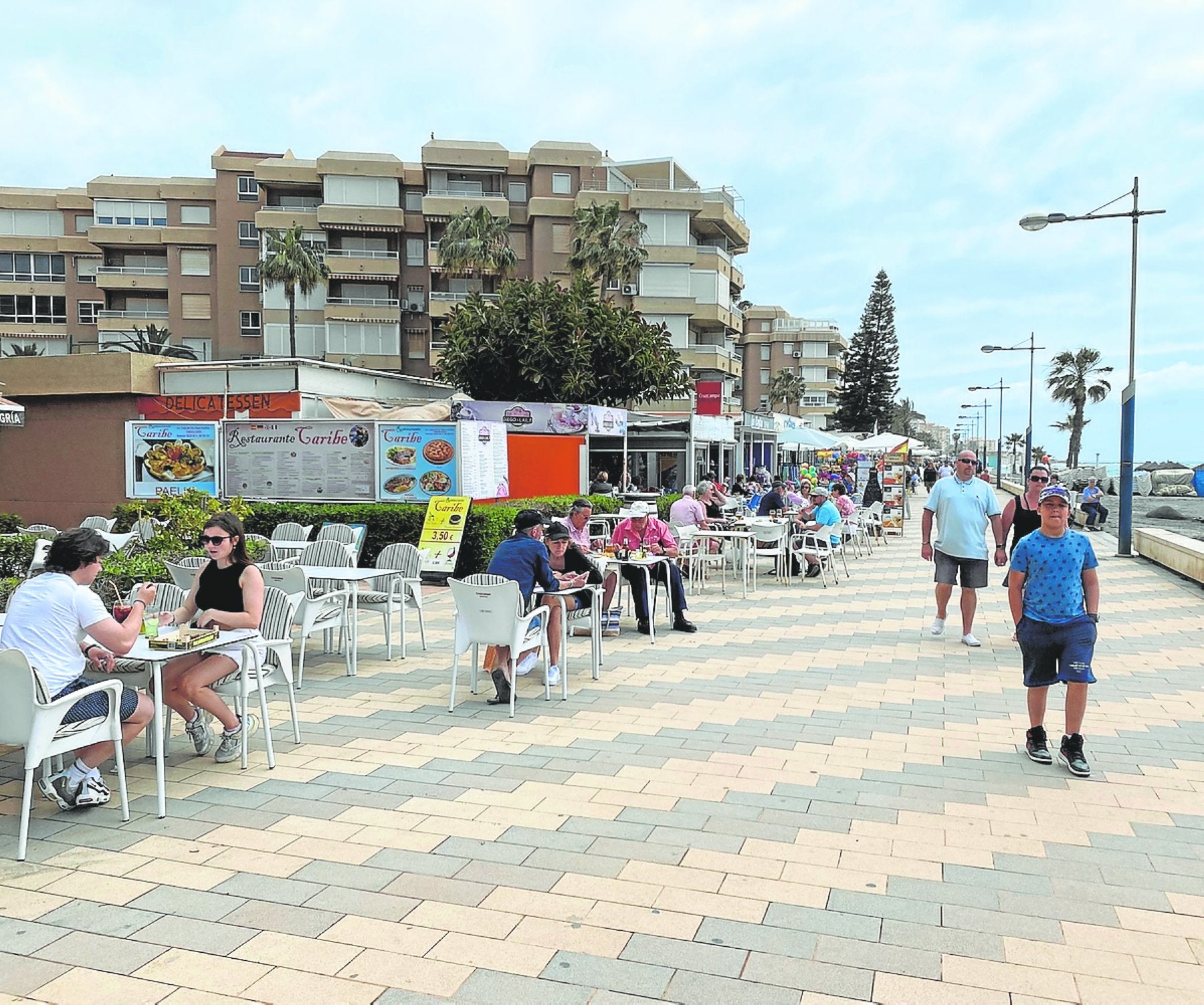 Negocios de hostelería en el paseo marítimo de Ferrara, en Torrox Costa, esta primavera.