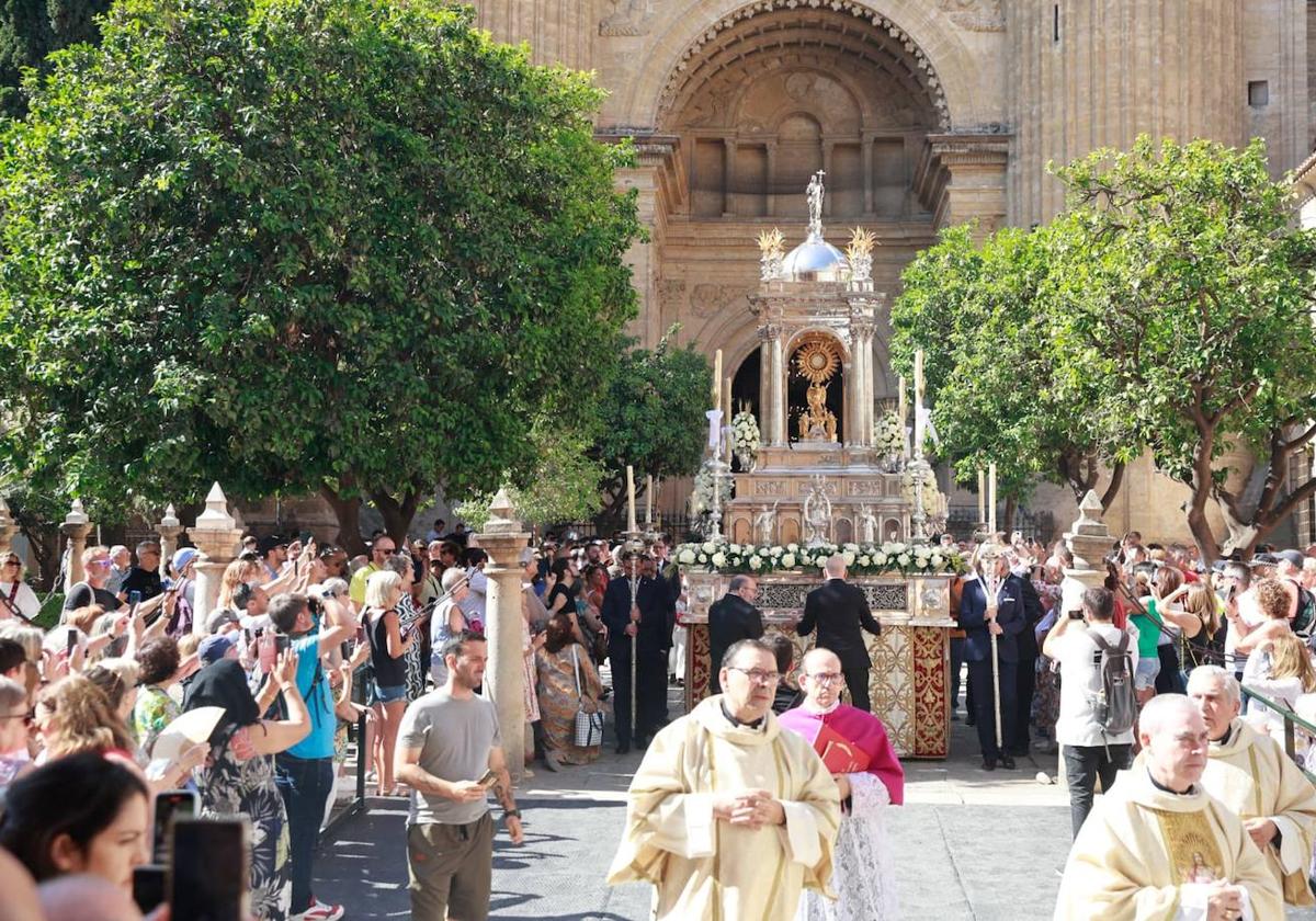 Málaga celebra la solemnidad del Corpus en la calle