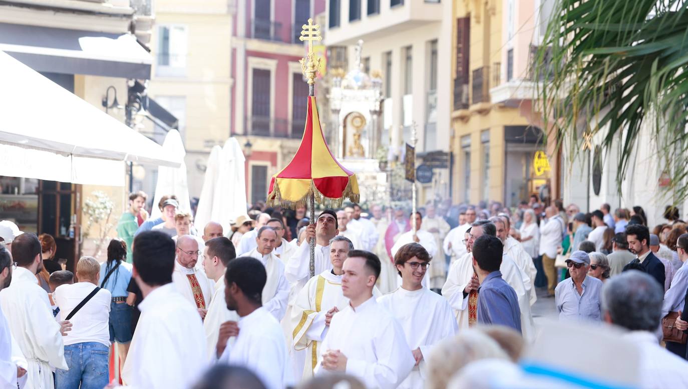 La custodia con Jesús Sacramentado recorre el Centro Histórico en una mañana soleada con poco público y con más altares en el itinerario.