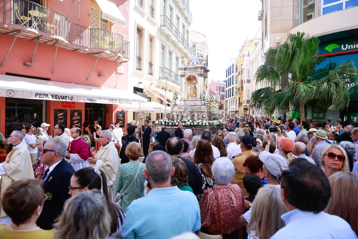 La custodia con Jesús Sacramentado recorre el Centro Histórico en una mañana soleada con poco público y con más altares en el itinerario.