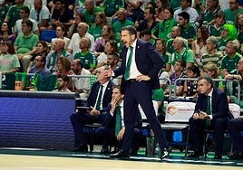 Ibon Navarro protesta una acción durante el partido.