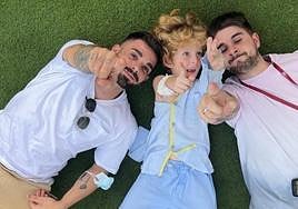 El pequeño Martín, de 8 años, con sus hermanos, en una imagen subida a Charge.org por su familia.