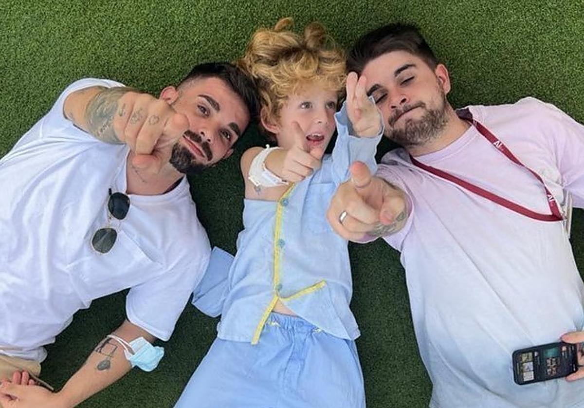 El pequeño Martín, de 8 años, con sus hermanos, en una imagen subida a Charge.org por su familia.