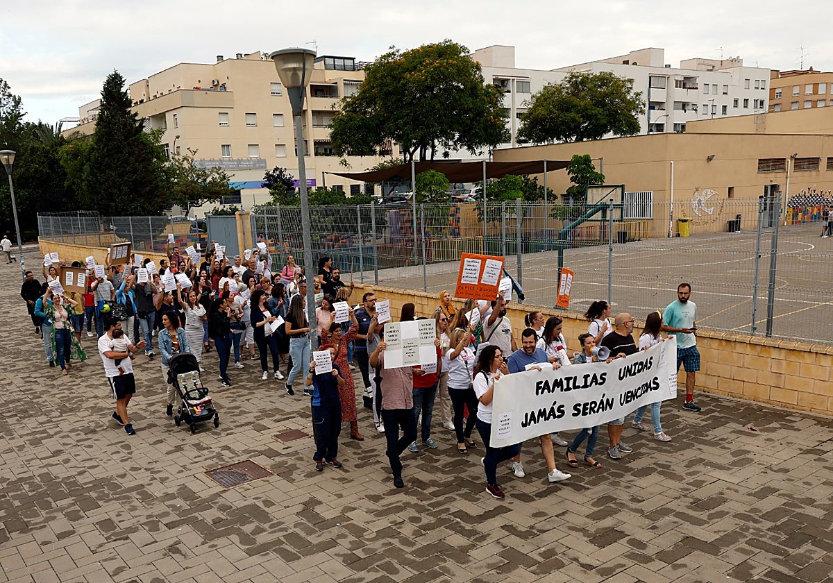 Manifestación de familias, el viernes pasado, alrededor del centro educativo.