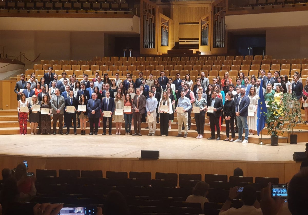 Foto de familia de los premiados del curso 2015/16, con el ministro Subirats.