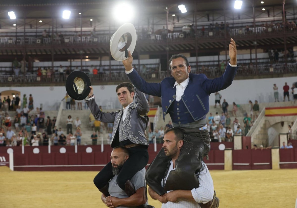 Ferrer Martín, a la derecha, junto a Guillermo Hermoso de Mendoza, en su salida a hombros de La Malagueta en agosto de 2022.