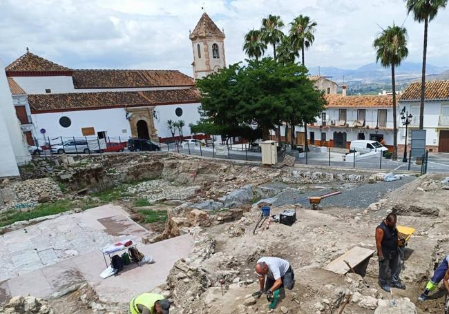 Excavación arqueológica en la plaza de la Constitución de Cártama.