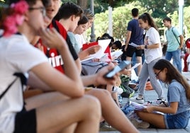 Estudiantes dan un último repaso a los temas antes del examen de Historia, el segundo de la mañana de este martes.