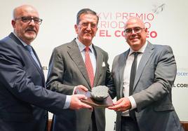 Juan Cano (d) junto al director del periódico, José Miguel Santamaría, y el presidente de la Fundación Vocento, Enrique de Ybarra, en La Bilbaína