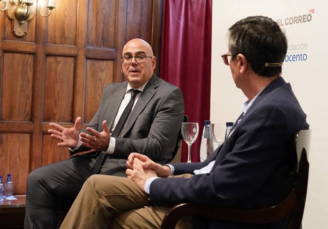 Juan Cano, en un momento de la conversación con César Coca, adjunto a la dirección de 'El Correo'