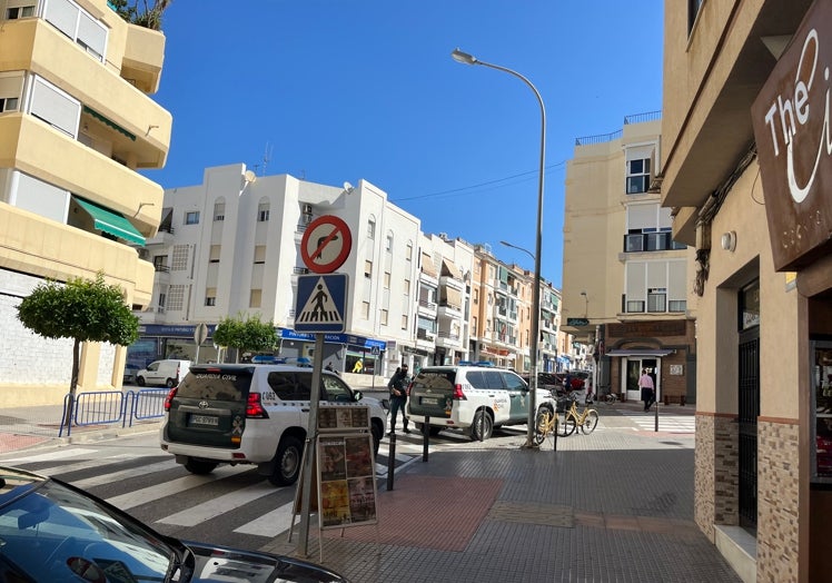 Dos de los vehículos de la Guardia Civil desplegados en la céntrica calle Chaparil de Nerja.