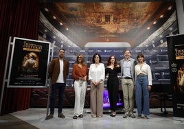 Posado en la presentación del musical 'El tiempo entre costuras'.