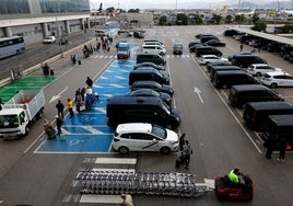 Taxis, VTC y vehículos de enlace de 'rent a car' y aparcamientos, en el nuevo espacio habilitado.