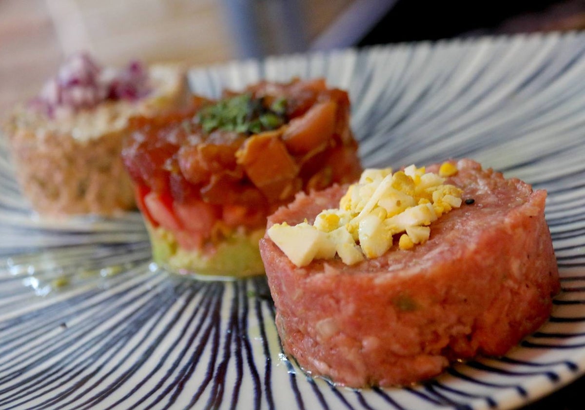 Steak tartar, tartar de atún y tartar de salchichón, tres en uno en Viñolo.