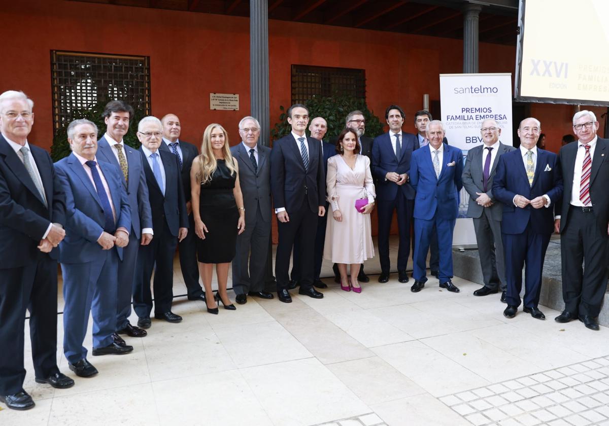 Foto de familia de los galardonados con responsables de la Cátedra BBVA de Empresa Familiar de San Telmo Business School.