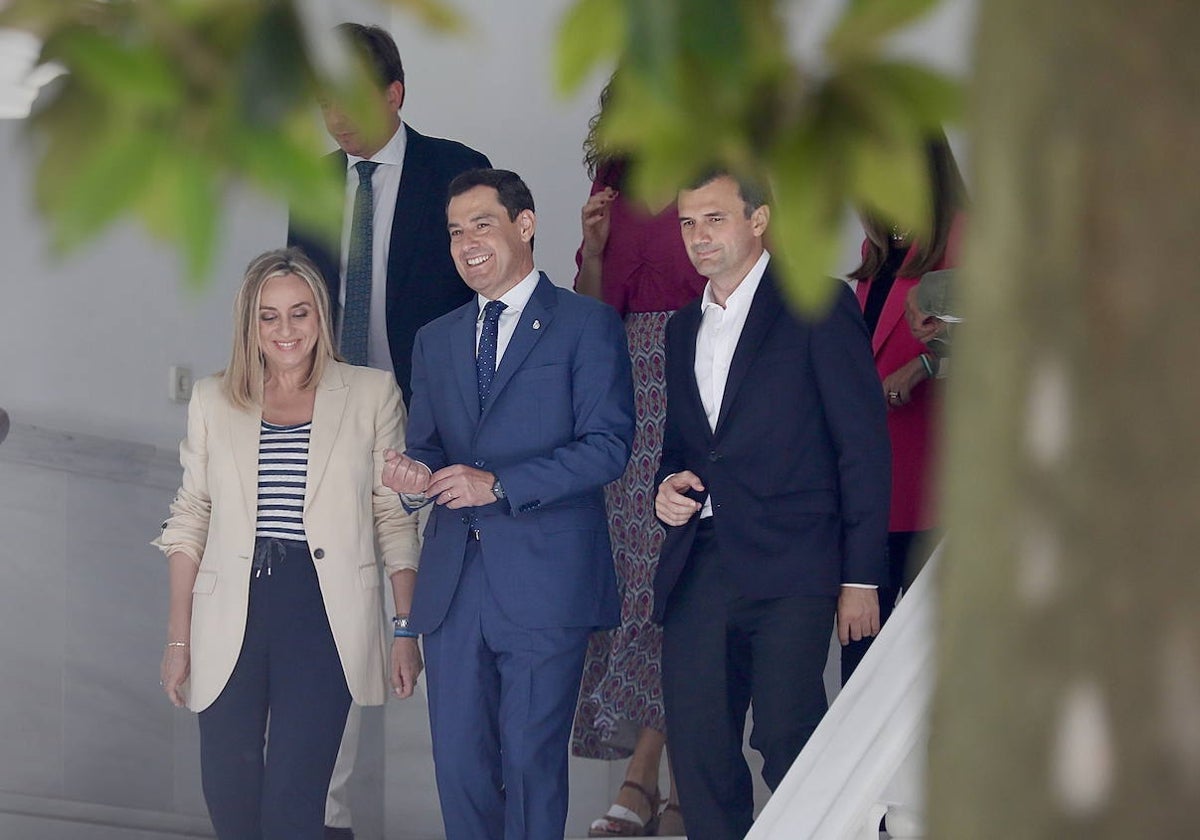 Moreno, ayer en el Parlamento junto a los alcaldes electos de Granada y Cádiz.