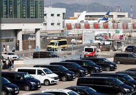 VTC y taxis, en la zona de precontratación del aeropuerto de Málaga.