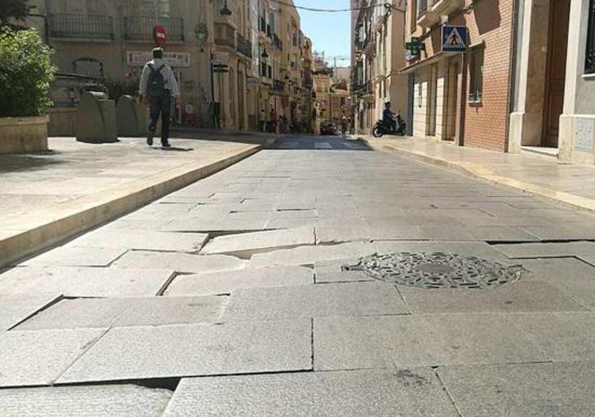 Baldosas sueltas en la calle Dos Aceras.