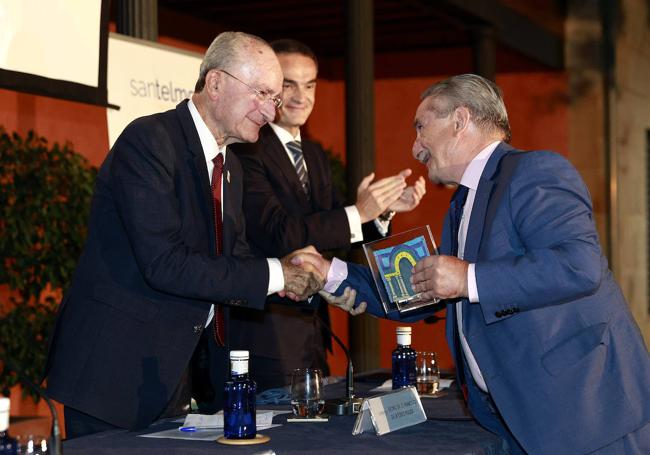 El director general de Coremsa, Manuel Martín, recoge el premio de manos del alcalde De la Torre.