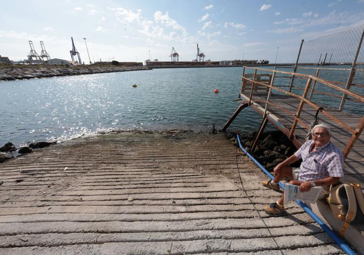 José Nicolás, de 83 años, en la rampa del antiguo embarcadero de la dársena.