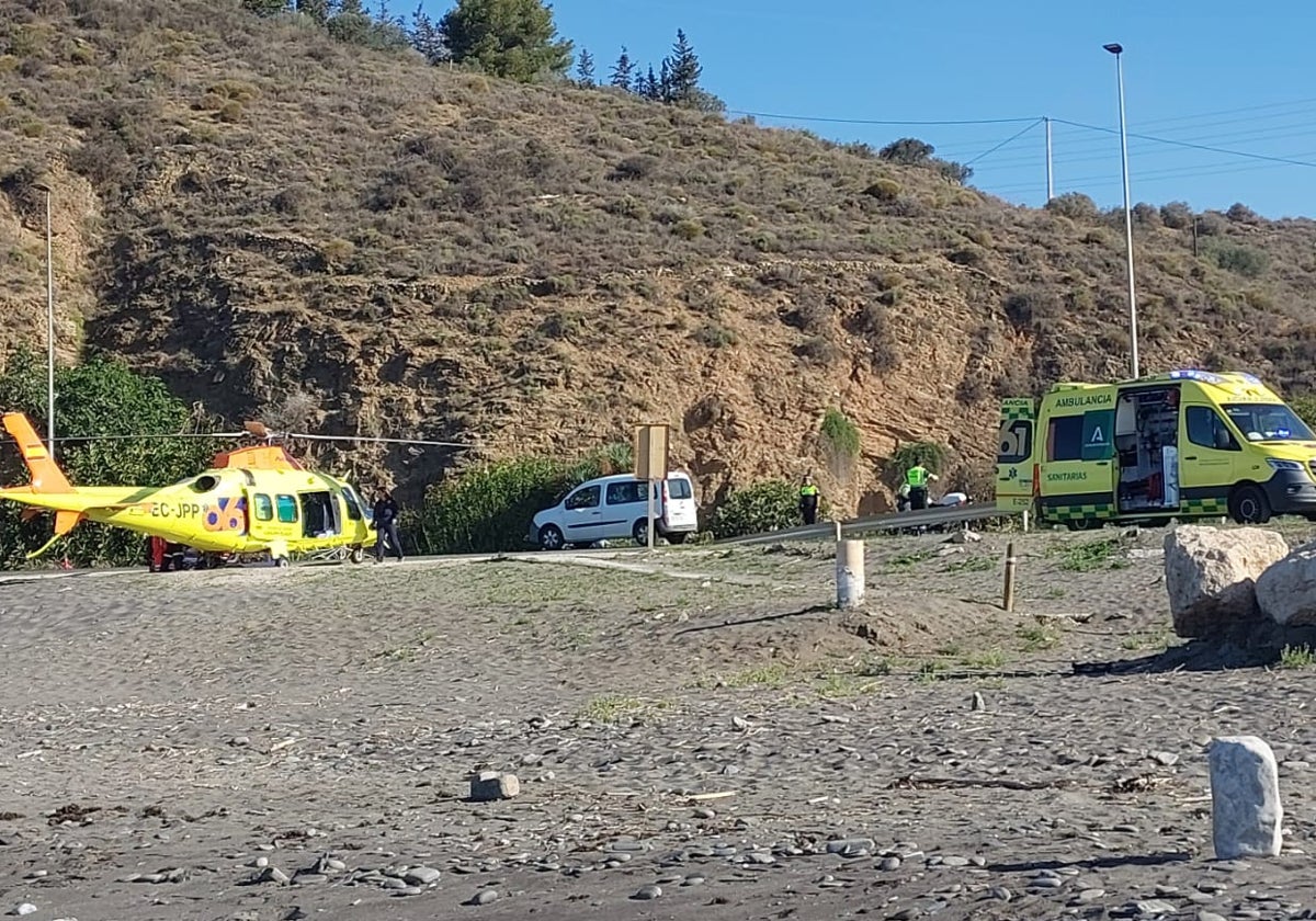 El helicóptero sanitario y la ambulancia de urgencias, este viernes en el lugar del siniestro.