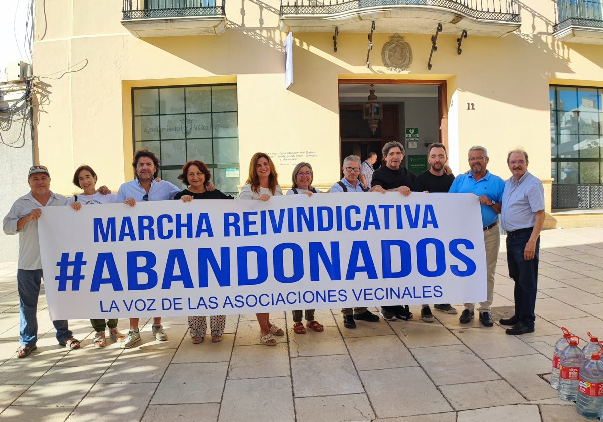 Representantes de los doce colectivos vecinales de la capital de la Axarquía.