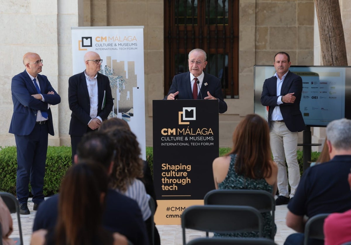 Francisco de la Torre presenta CM Málaga, junto a Manuel López, Salomón Castiel y Manolo Castillo.