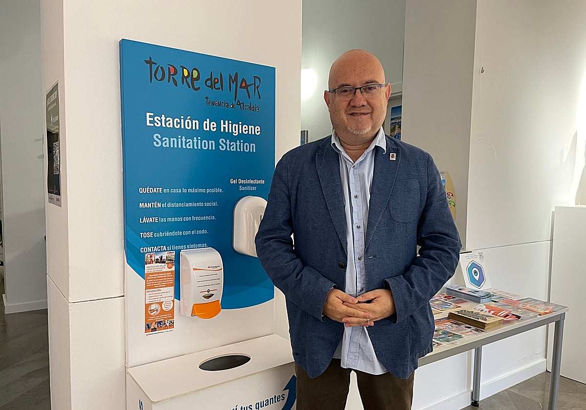 El primer teniente de Alcalde y concejal de Playas en funciones, Jesús C. Pérez Atencia, con uno de los dispensadores de crema solar instalados.