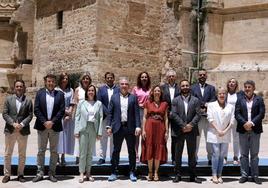 Bendodo con los candidatos al Congreso y el Senado en la foto de familia ante la Catedral.