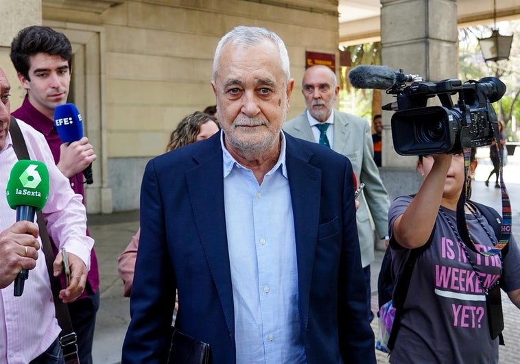 El expresidente socialista de la Junta, José Antonio Griñán, a la salida de los juzgados.